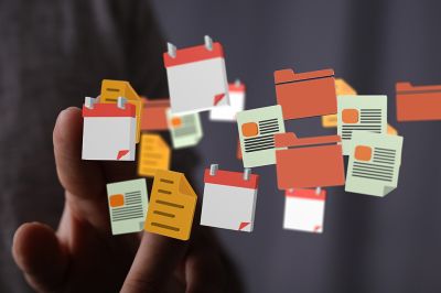 Foto: Hand hält digitale Dokumente