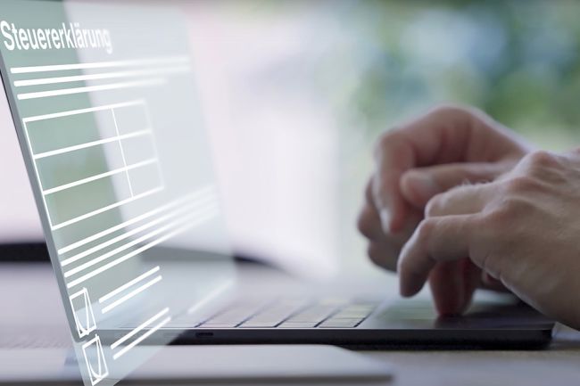 Foto: Hände auf Laptoptastatur