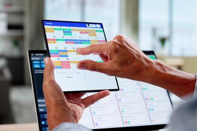 Foto: Person bedient Online Kalender